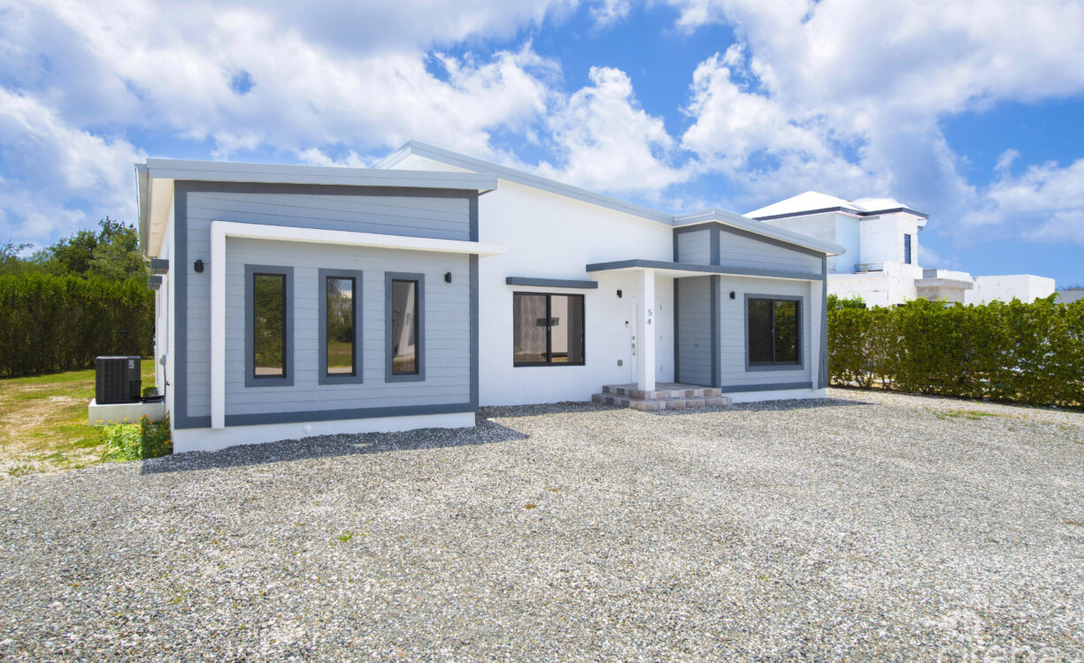 MODERN 3 BED, 3 BATH SINGLE FAMILY HOME. WITH ADDED OFFICE/DEN.