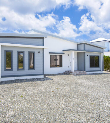 MODERN 3 BED, 3 BATH SINGLE FAMILY HOME. WITH ADDED OFFICE/DEN.