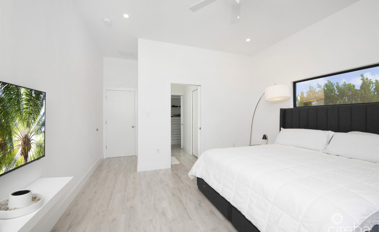 MODERN 3 BED, 3 BATH SINGLE FAMILY HOME. WITH ADDED OFFICE/DEN.