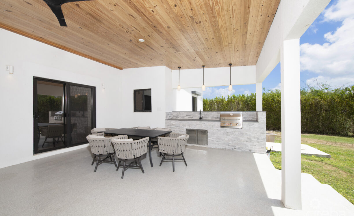 MODERN 3 BED, 3 BATH SINGLE FAMILY HOME. WITH ADDED OFFICE/DEN.