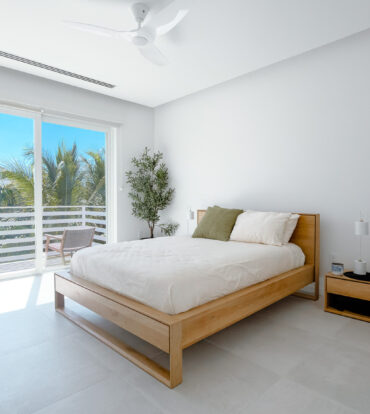 SOLARA, SEVEN MILE BEACH