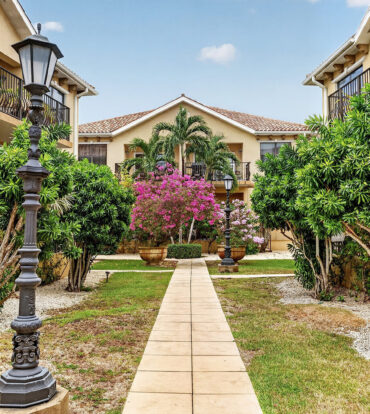 2 BEDROOM CONDO IN LANTERN POINT
