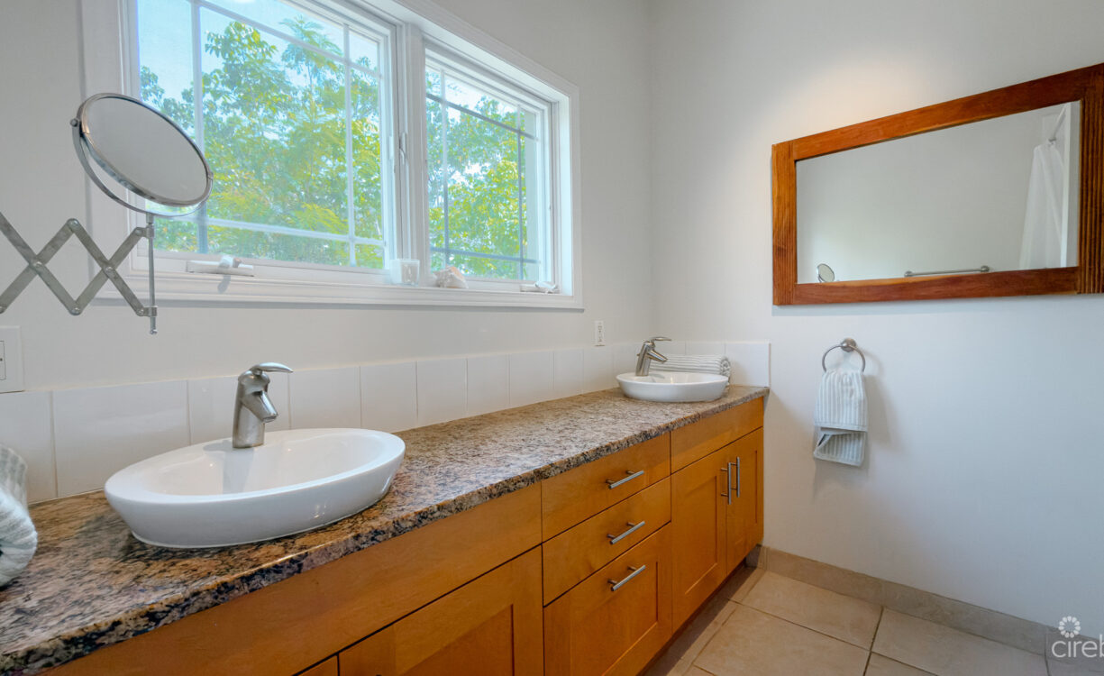 CANAL FRONT HOME 3 BED PROSPECT