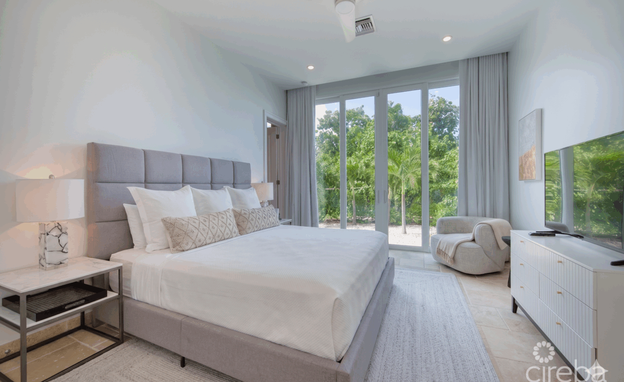 SEASIDE HIDEAWAY - FULLY RENOVATED BEACHFRONT GEM