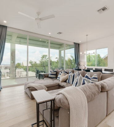 SUNSET POINT - BEAUTIFULLY UPGRADED 3 BED WITH PANORAMIC OCEAN VIEWS